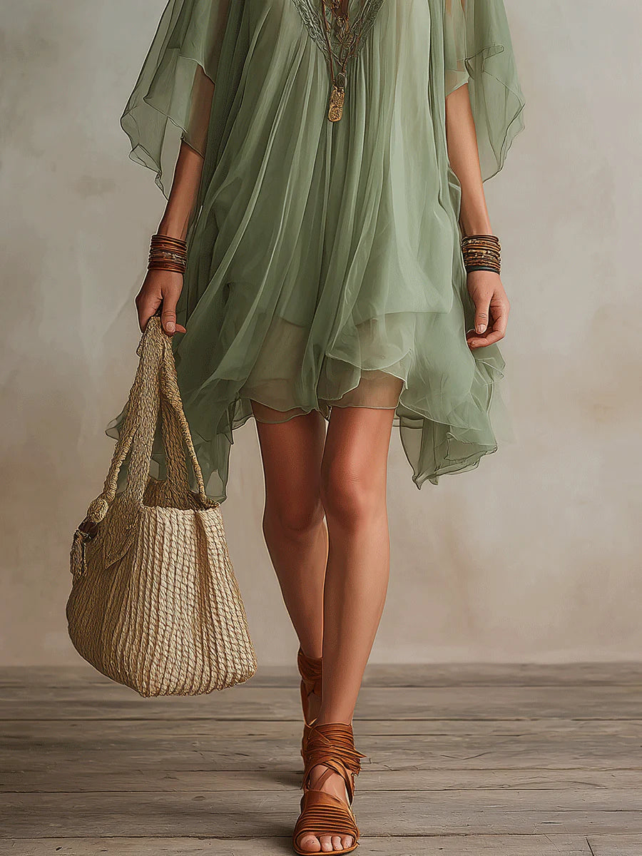 Smeraldo | Vestido corto verde fluido con capas y escote en V