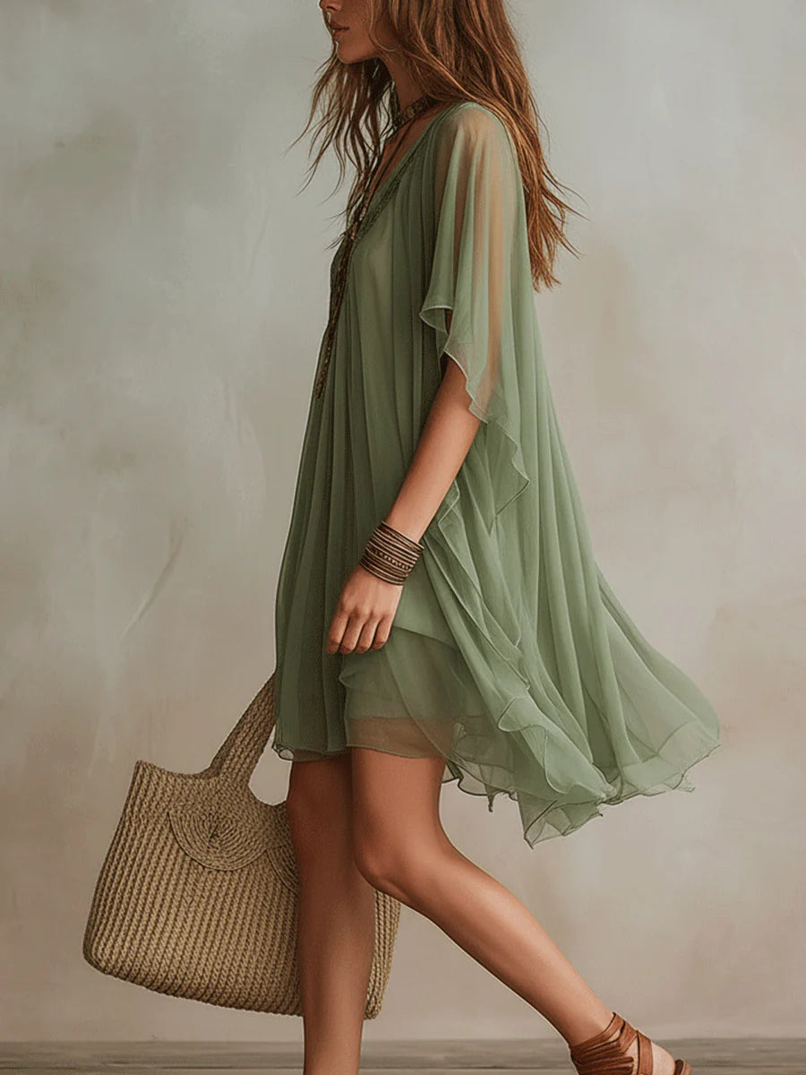 Smeraldo | Vestido corto verde fluido con capas y escote en V