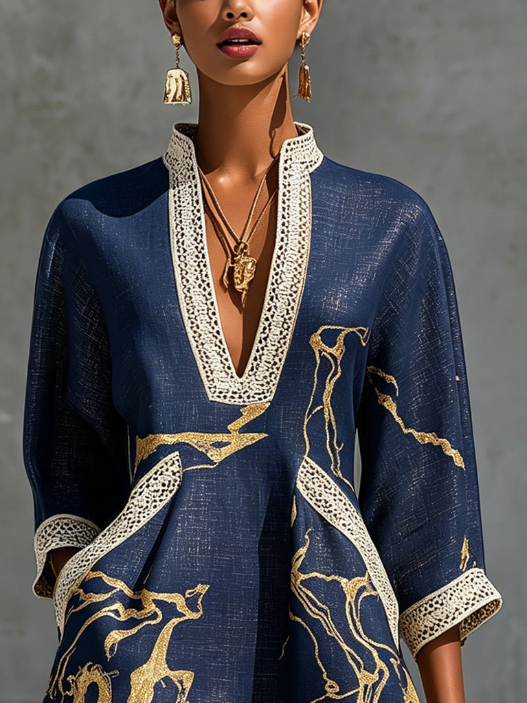 Astrée | Vestido corto azul marino con estampado dorado y escote en V