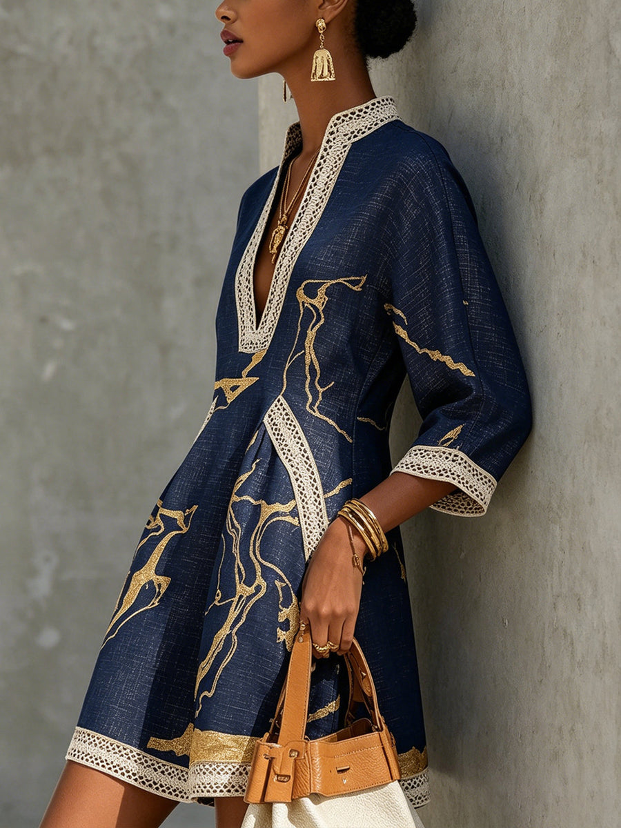 Astrée | Vestido corto azul marino con estampado dorado y escote en V