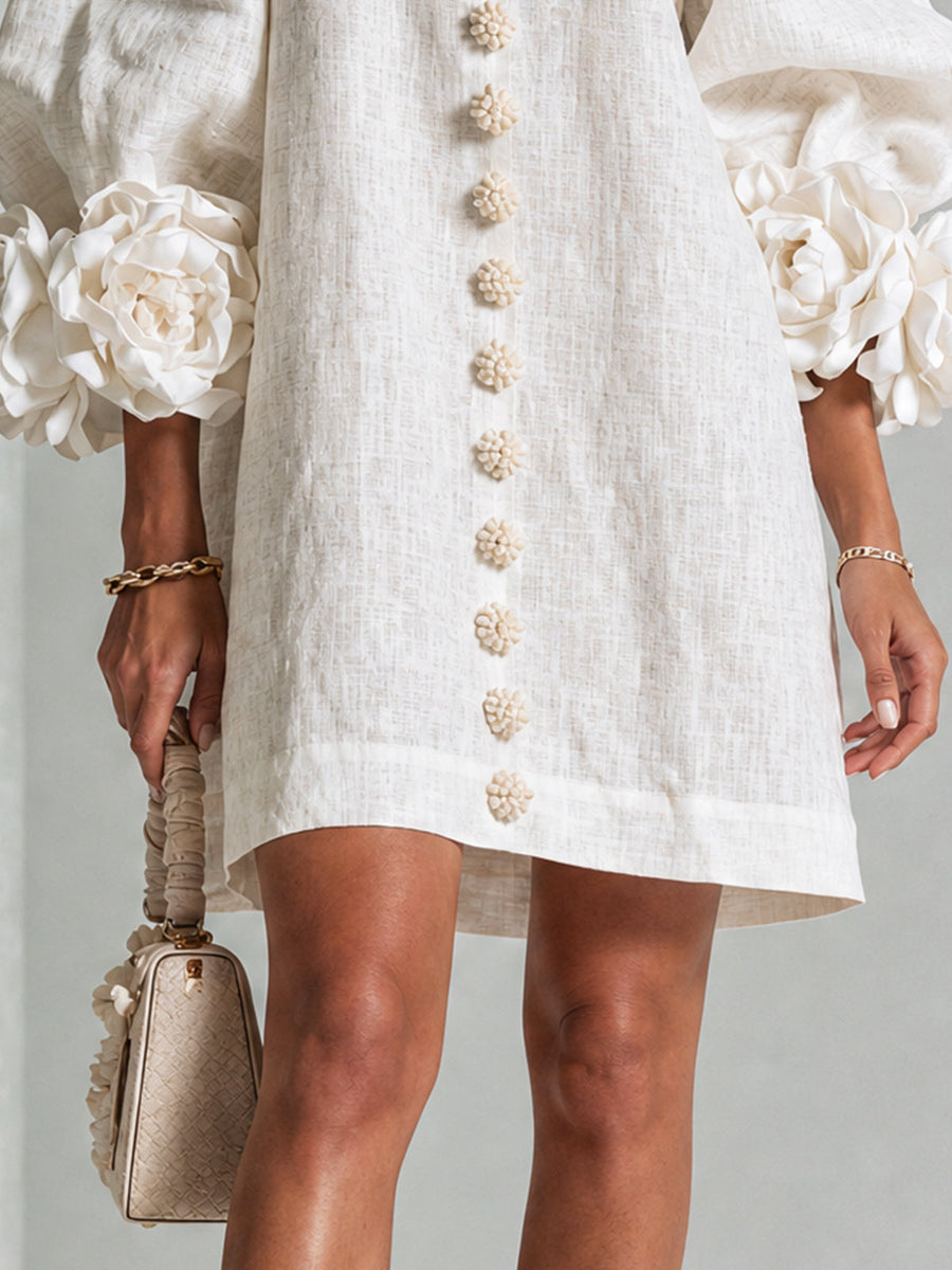 Bianca | Vestido corto con botones de flores y mangas abullonadas