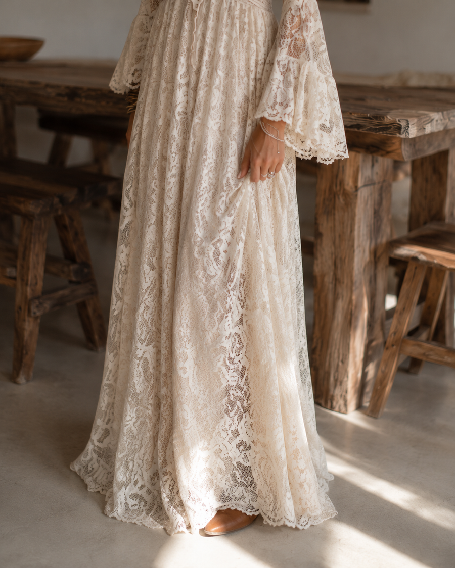 Allegra | Vestido maxi de encaje con mangas campana, marfil