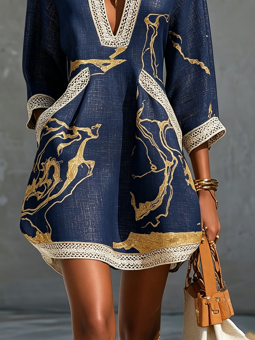 Astrée | Vestido corto azul marino con estampado dorado y escote en V