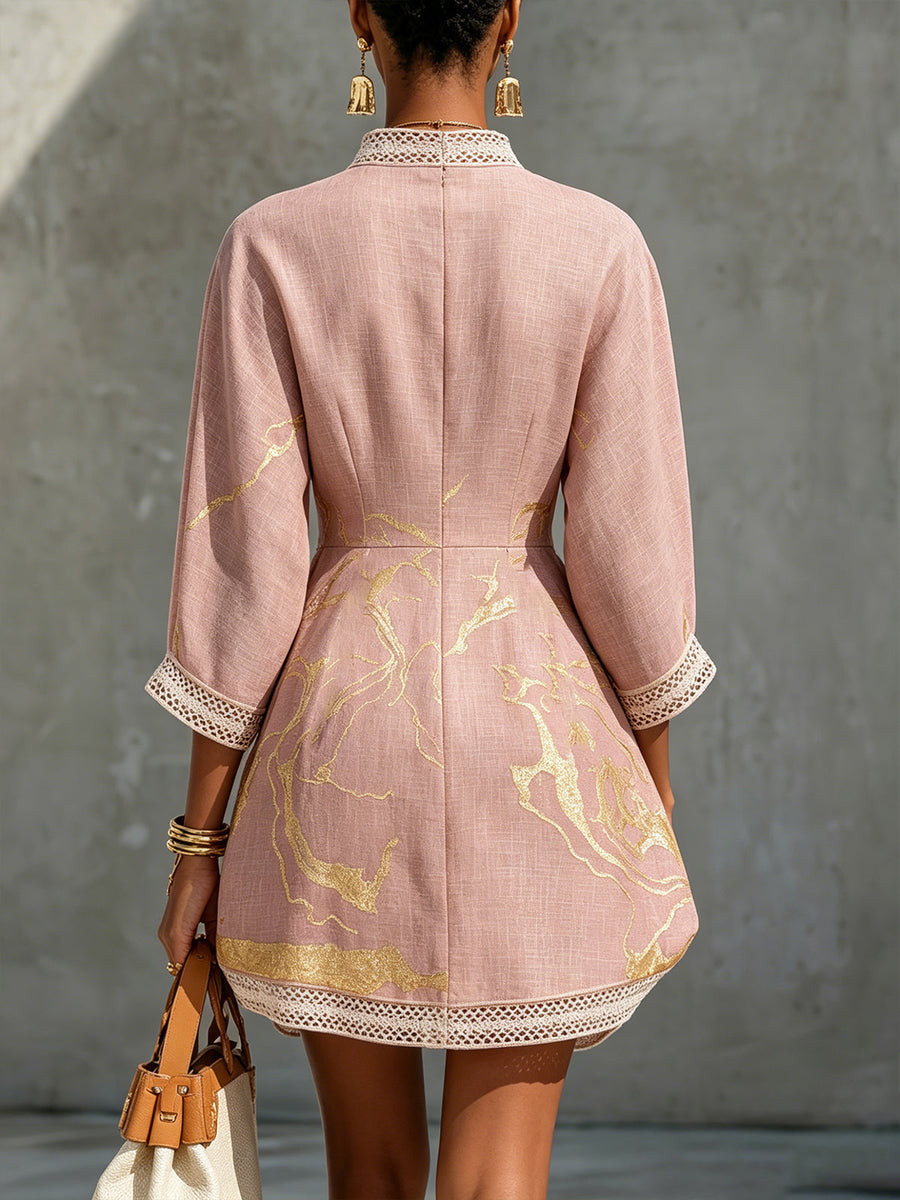 Aurore | Vestido corto rosa con estampado dorado y escote en V