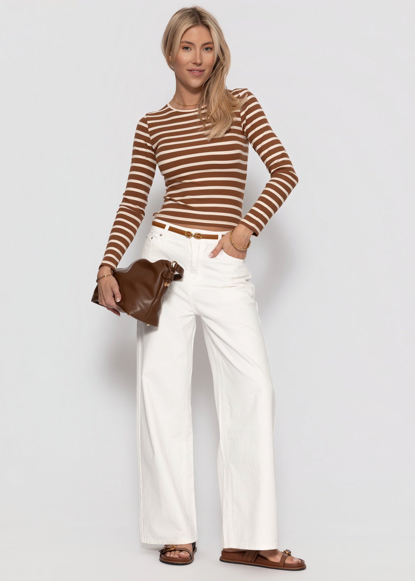 Mina | Camiseta a rayas · Marrón y blanco