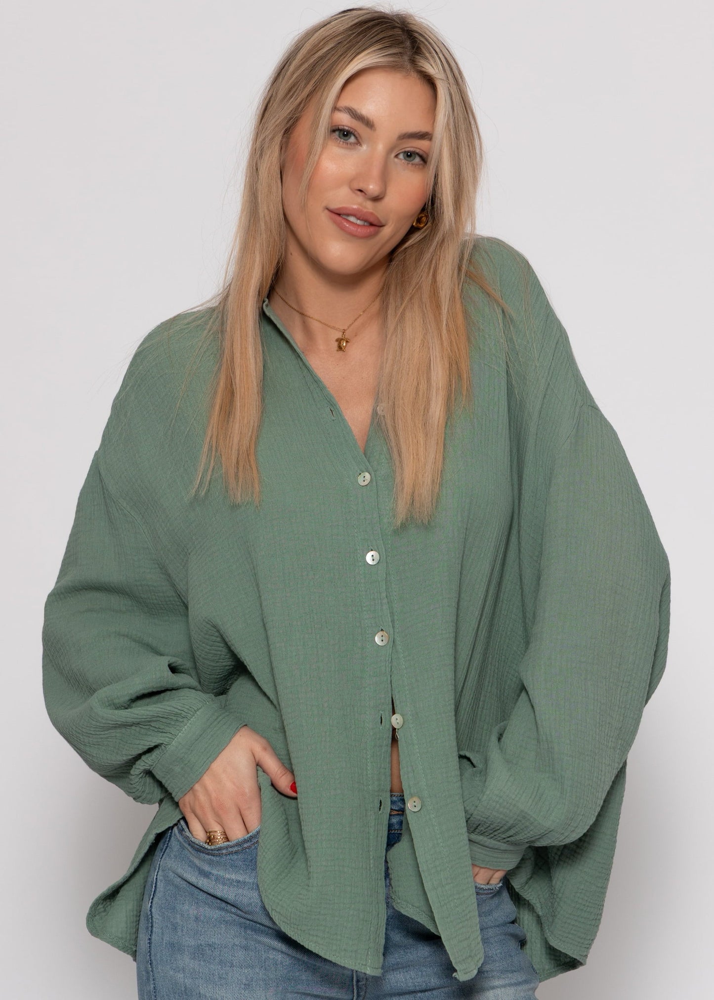 Emma | Blusa oversize de muselina · Verde salvia