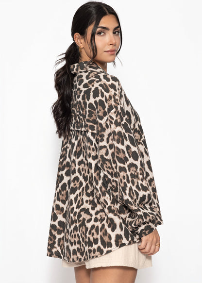 Regina | Blusa oversize de muselina estampado leopardo · Beige claro