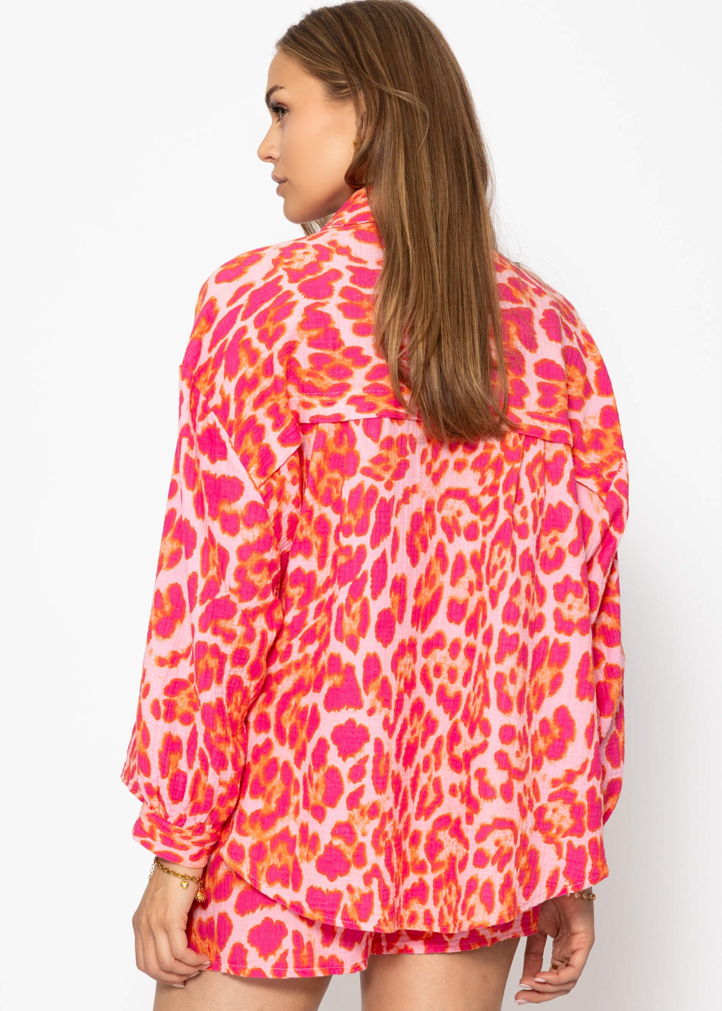 Regina | Blusa oversize de muselina estampado leopardo · Fucsia